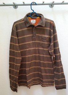 langärmliges dunkelbraunes Hemd