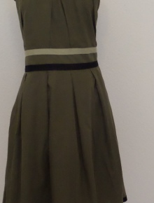 Tolles Kleid in Armeegrün 