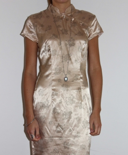 Vintage-Qipao: Umwerfend schönes und extravagantes Chinesisches Midi-Kleid in Beige-Satin