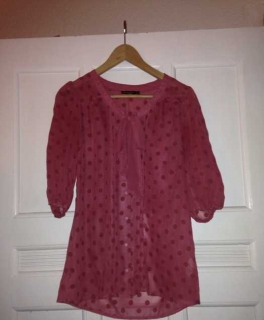 Rote Bluse mit Schluppe und Knöpfen