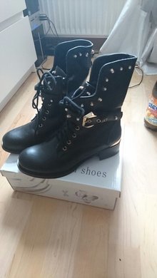 nagelneue Nieten Stiefel
