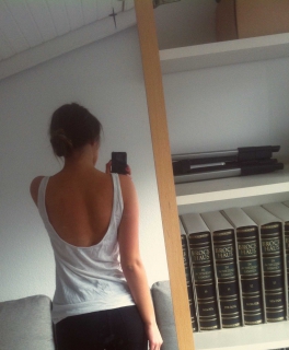 Weißes rückenfreies tanktop tief ausgeschnitten