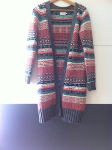 Schöne bunte knielange Strickjacke