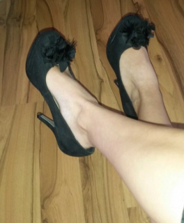 Schwarze High Heels mit Blüte