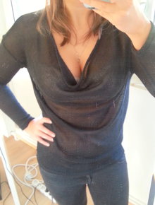 Schöner leicht transparenter schwarzer Pulli