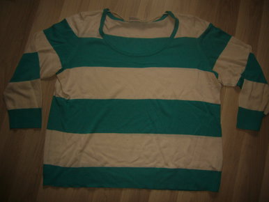 Moderner gestreifter Strickpullover