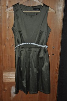 Schickes kurzes Kleid mit Gürtel