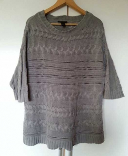 Grauer oversize Strickpulli