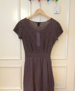 UNGETRAGENES Kleid mit Spitze