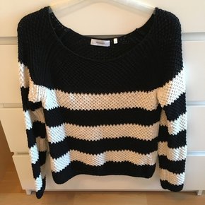 Schwarz/weiß gestreifter Strick-Pullover