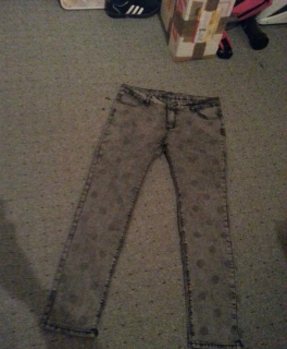 Graue Röhrenjeans mit Punkten Größe L/XL