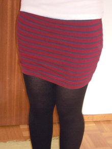 enger Rock mit Streifen 