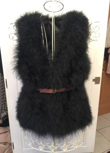 Schwarze Straußenfederweste Hingucker