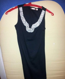 elegantes, schwarzes Kleid mit glitzerausschnitt 