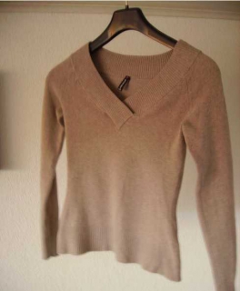 Elastischer beigefarbener Pullover