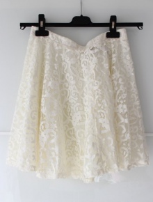 Weißer schöner Spitzenrock