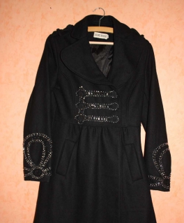 Schwarzer schöner Wintermantel mit Perlenstickerei