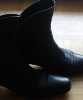 schwarze Fabiani Stiefelleten mit asymmetrischen Schaft