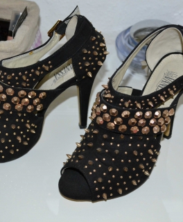 Hammer High Heels schwarz mit Nieten und Riemchen