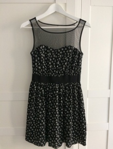 Chices schwarz-weißes Kleid