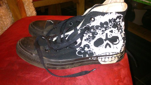 Top erhaltene Converse Chucks, schwarz mit Totenkopf, natürlich Original