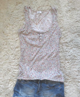 Top / Tanktop / Blümchen / Rüschchen / bunt / Knöpfe