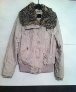 Helle Winterjacke mit Fellkragen 