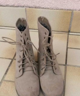 Stylische beige Schnürstiefel