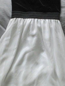 schwarz weißes Kleid 