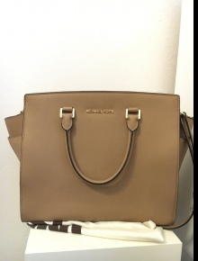 Michael Kors Selma beige mit doppelter Lasche. Nicht mehr erhältlich!