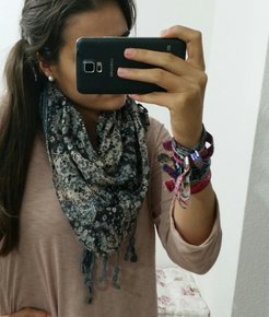 Grauer Blümchen-Schal