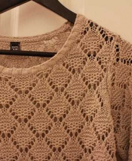 Oversized Lochstrick Pullover in Beige