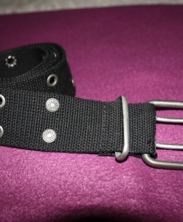 schwarzer Stoff-Gürtel mit Ösen