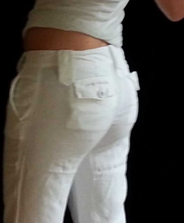 Weiße Leinenhose mit Knackpo-Garantie