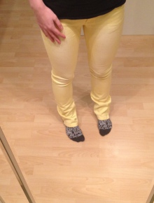 Gelbe Hose mit Reißverschluss am Bein