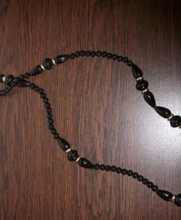 schwarze lange Perlenkette
