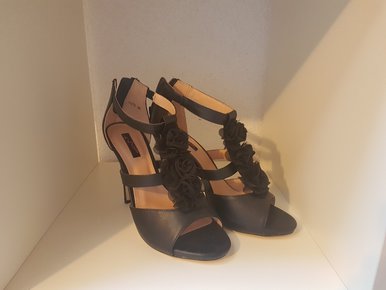 Schwarze Sandaletten mit Blumenapplikation