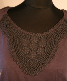 Sehr weiches T-Shirt mit Spitzenkragen