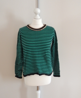 Grün- schwarz gestreifter Pullover