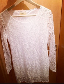 Wunderschönes weißes, kurzes Kleid aus Spitze