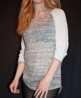 Pullover, grau fein gestrickt, weiße Ärmel   (GrößeS)