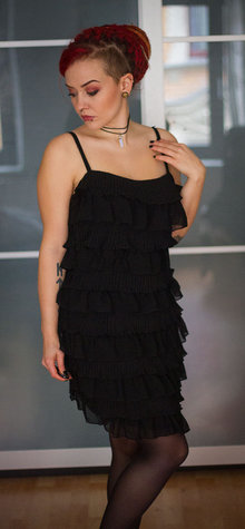 Kurzes Cocktailkleid mit Rüschen, schwarz, H&M