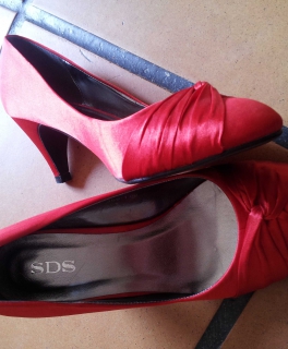 rote Satin pumps