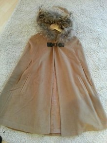 außergewöhnliches Cape mit Kunstfellkapuze