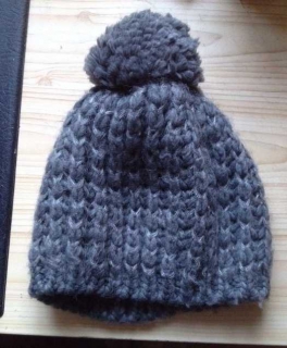 Graue Mütze mit Bommel 