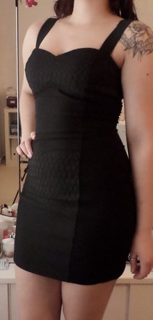 schwarzes figurbetontes Kleid