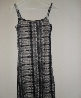 süßes kleid mit batik muster