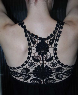 Schönes Top mit gehäkelten Ornamenten und Volants