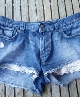 Süße Shorts mit Spitze