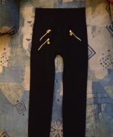 Schöne Leggins mit goldenem Reißverschluss